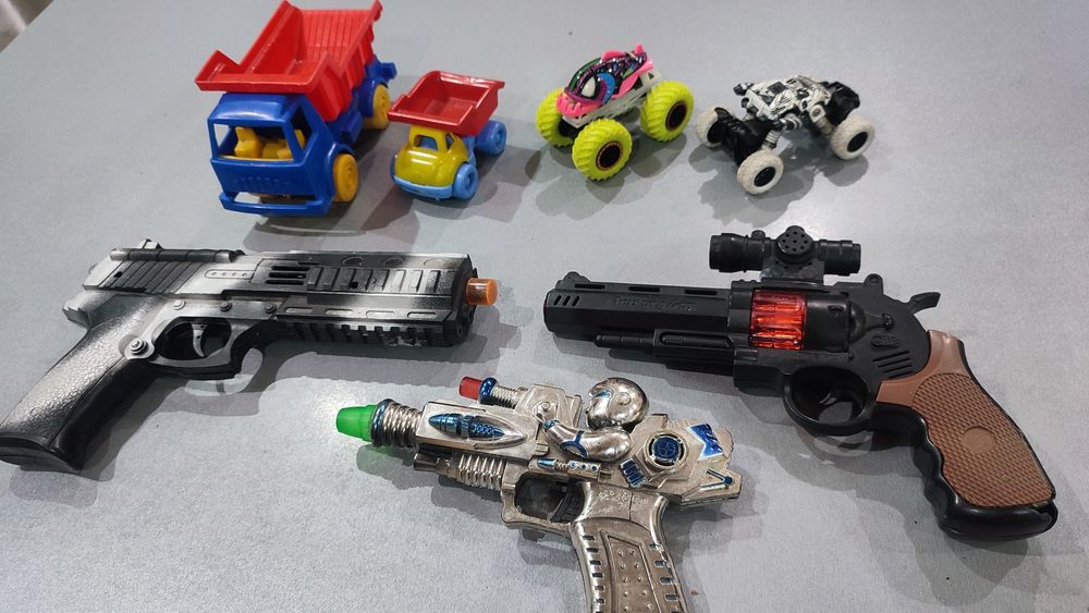 Продам  машинки и пистолеты