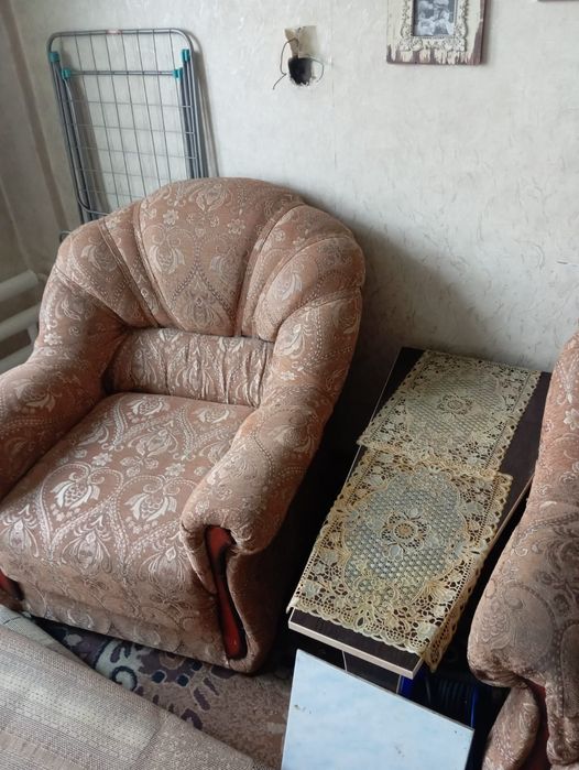 Продам два кресла и столик