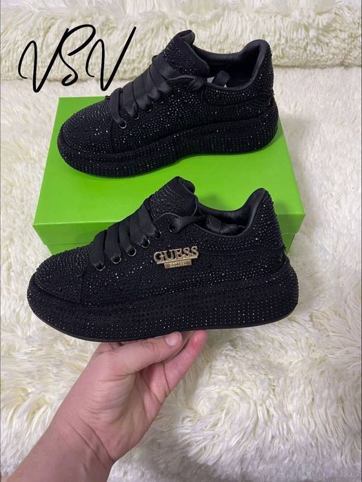 Adidași cu pietricele