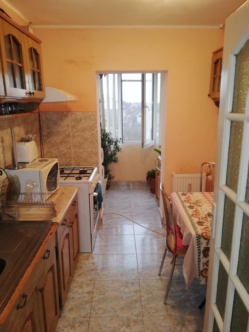 Închiriez apartament 3 camere