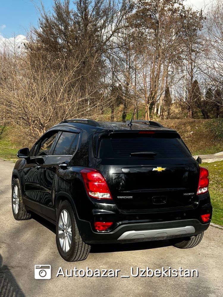 •Tracker 1 Premier AT•