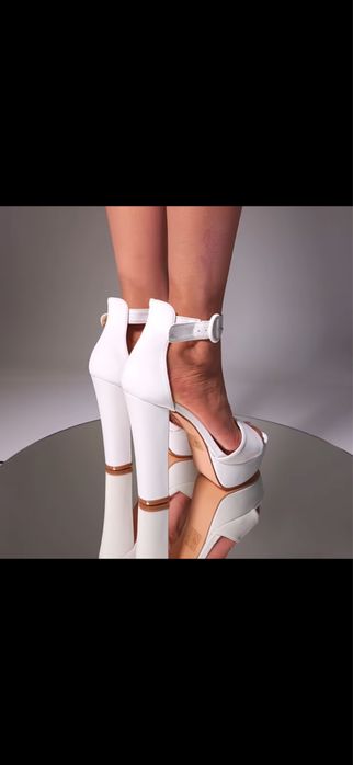 Бели дамски сандали с ток