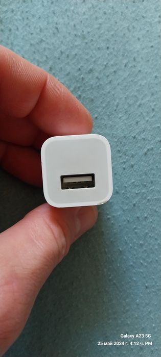Зарядно за IPhone.