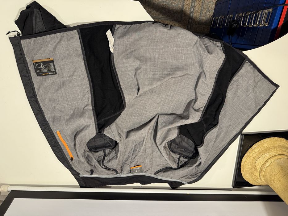 Jacheta ICEBREAKER M, barbateasca, merge si L mai slim