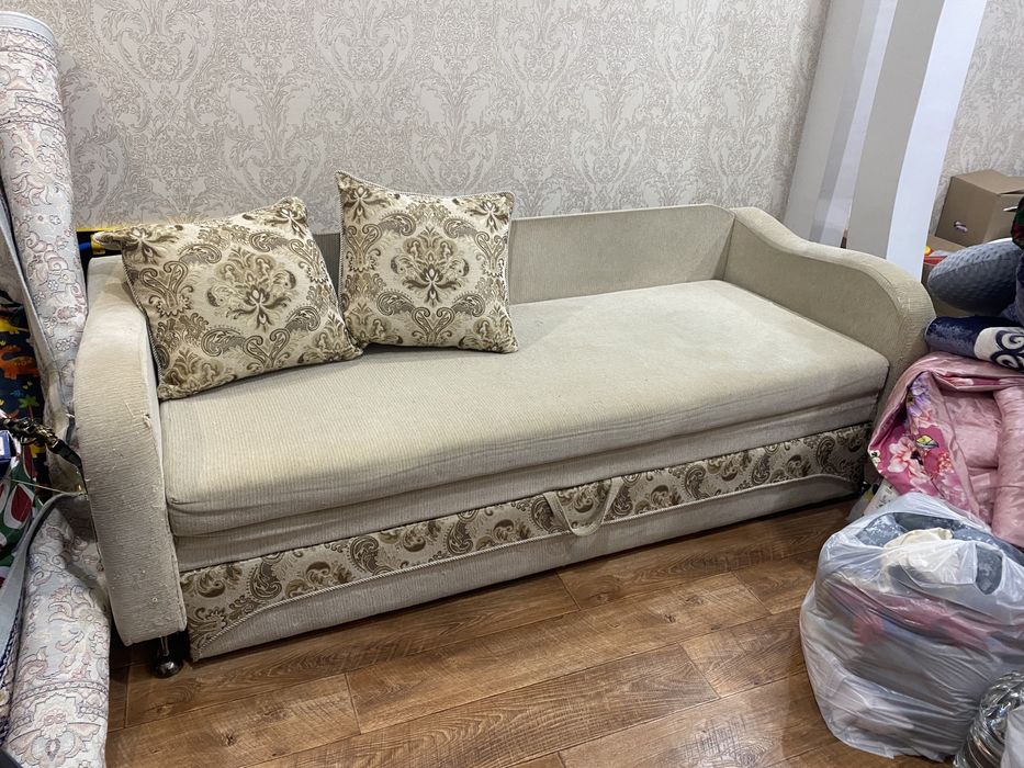 Диван продам целый в среднем сост