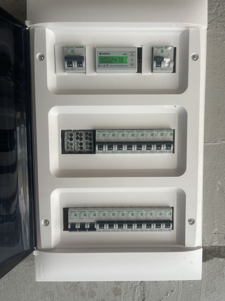 Electrician-instalatii interioare , mentenanta si montaje fotovoltaice