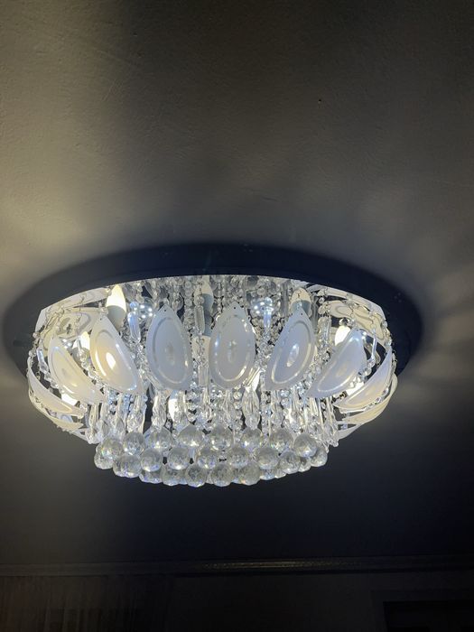 Продам люстру с пультом