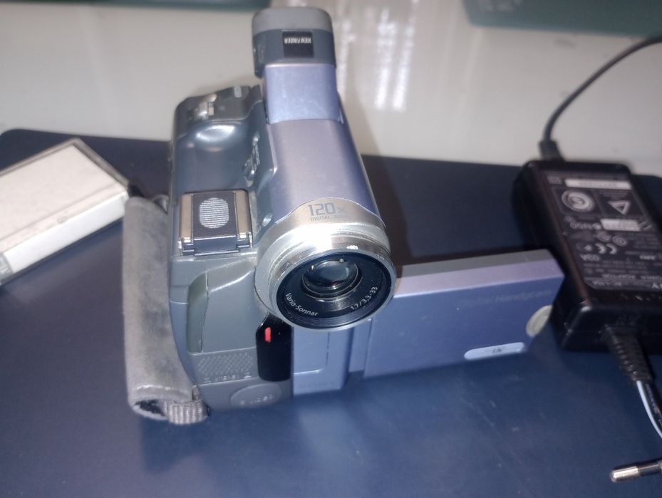 Sony HandyCam, lentilă Carl Zeiss, ecran LCD, mini DV videocam