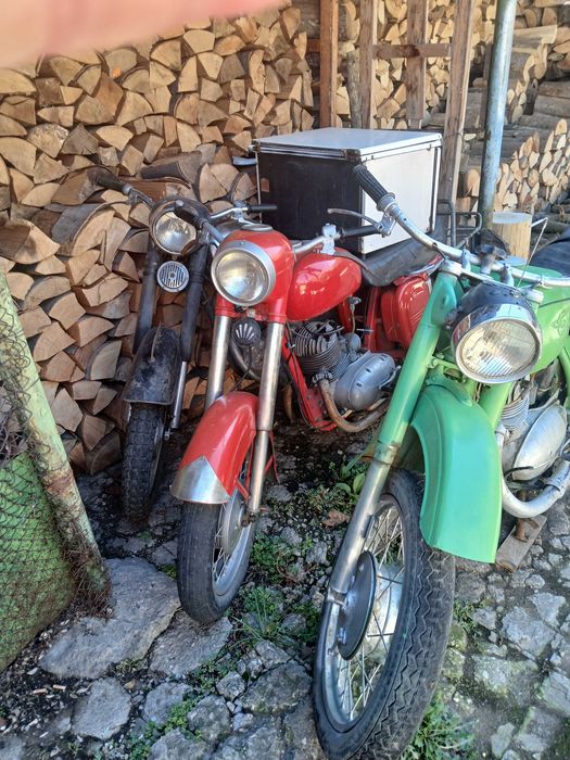 Подават се мотори ява на снимката. Моторите са ява и симсон.