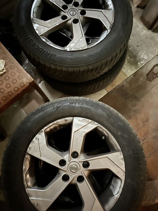 215 65 17 зимни Bridgestone & джанти Nissan