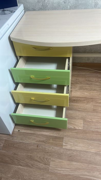 Продам столик для рабочий . В отличном состоянии. Цена 20 тыс