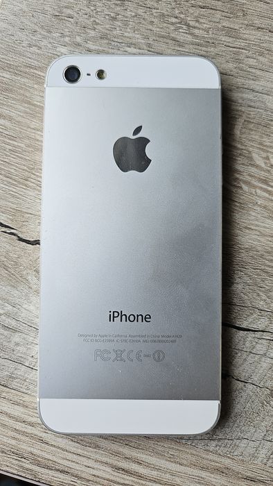 iPhone 5 (В отличном состоянии)