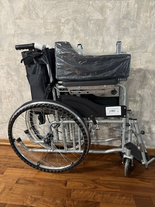 Scaun cu rotile multipozabil cu vas de toaleta detasabil