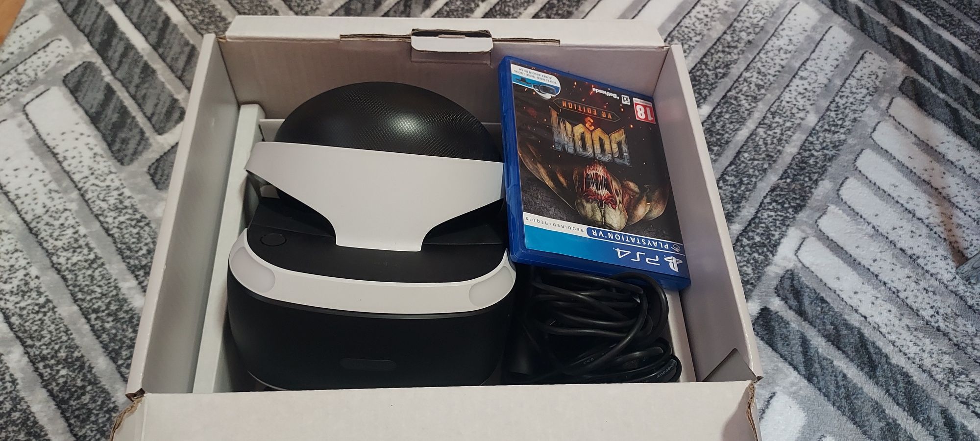 VR очила PS4  пълен комплект + игра Doom 3 VR Edition
