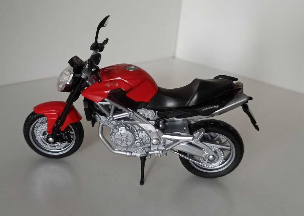 Macheta motocicleta Aprilia Shiver 750 rosu - Welly 1/18