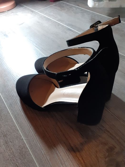 Vând sandale negre închise în față