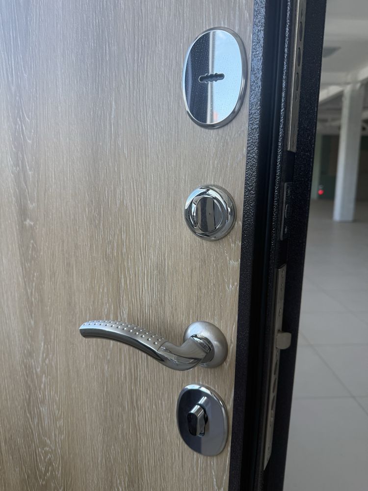 Продам входную металлическую дверь