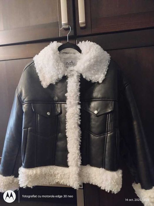 Jacheta scurta, neagra, din piele eco, cu blanita sintetica, M/L