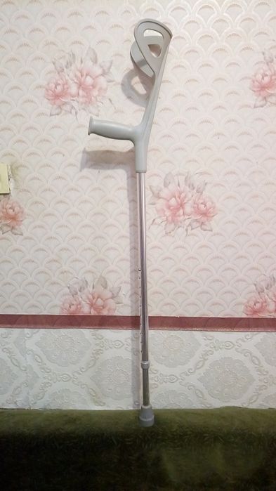 Костыль новый.серого цвета