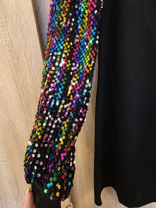 Къса рокля с пайетени ръкави