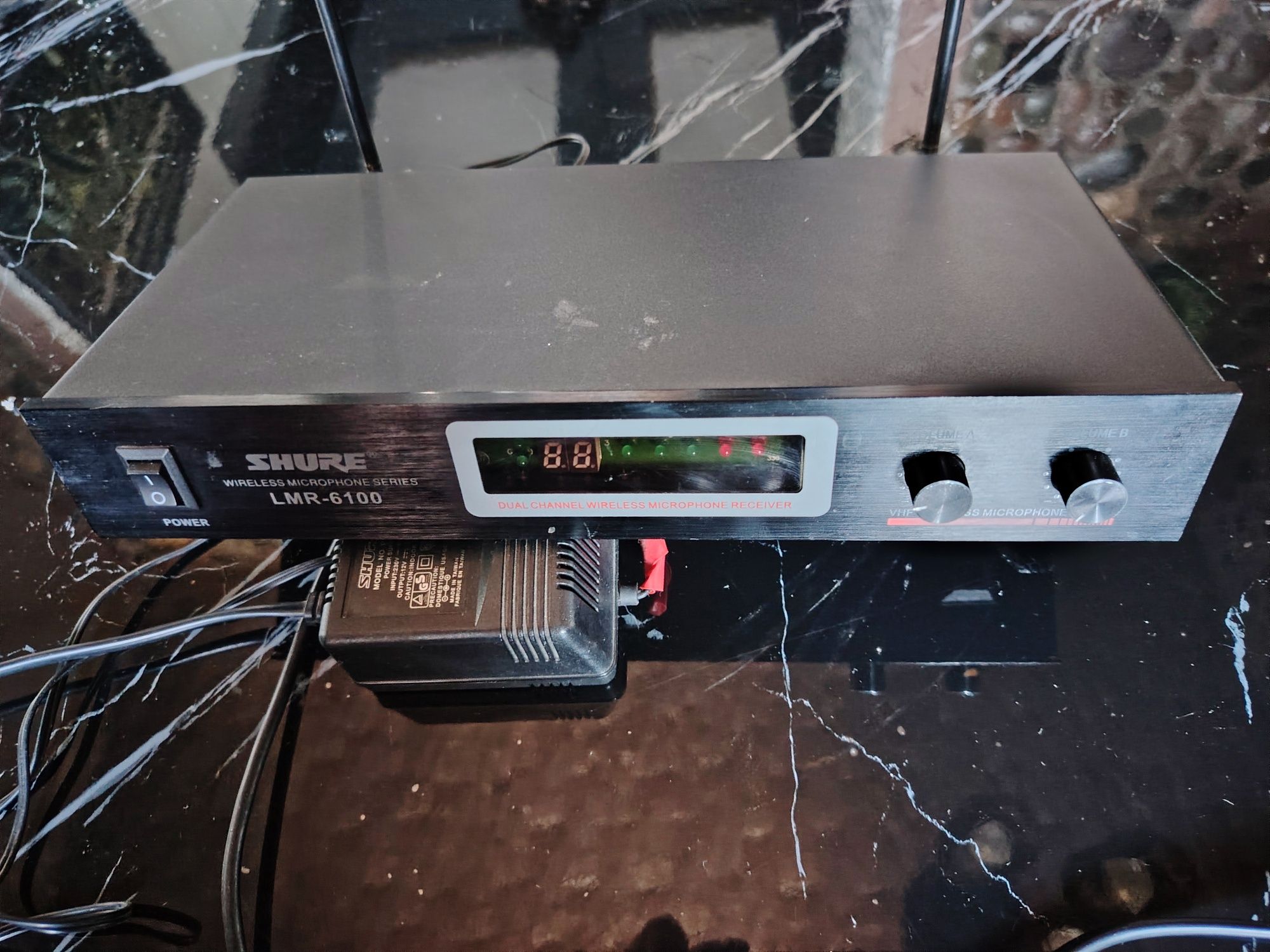 Продаётсяприёмник беспроводной микрофонной системы Shure LMR-6100.
