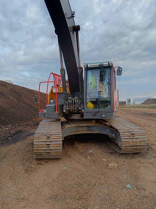 Inchiriez excavatoare cu brat lung