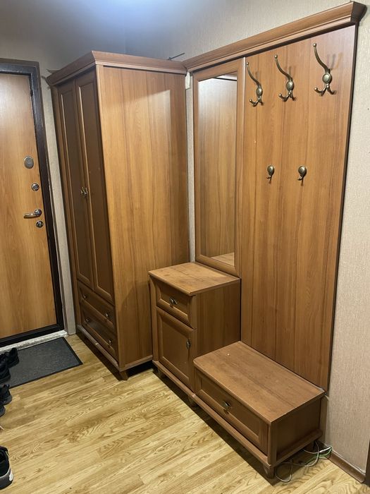 Прихожка Бу два блока шкаф и вешалка