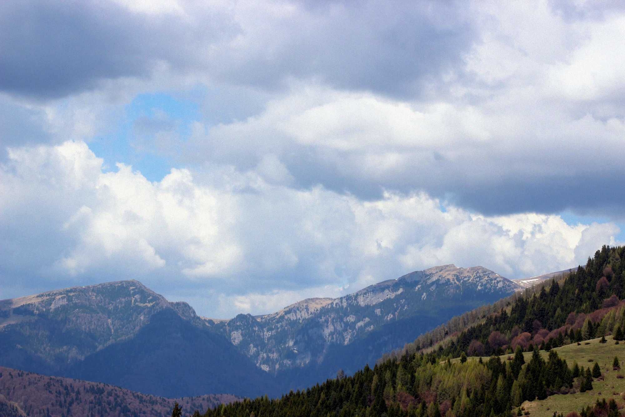 DSLR Canon EOS 600d plus două  obiective: 18-55 mm  și Canon 75-300 mm