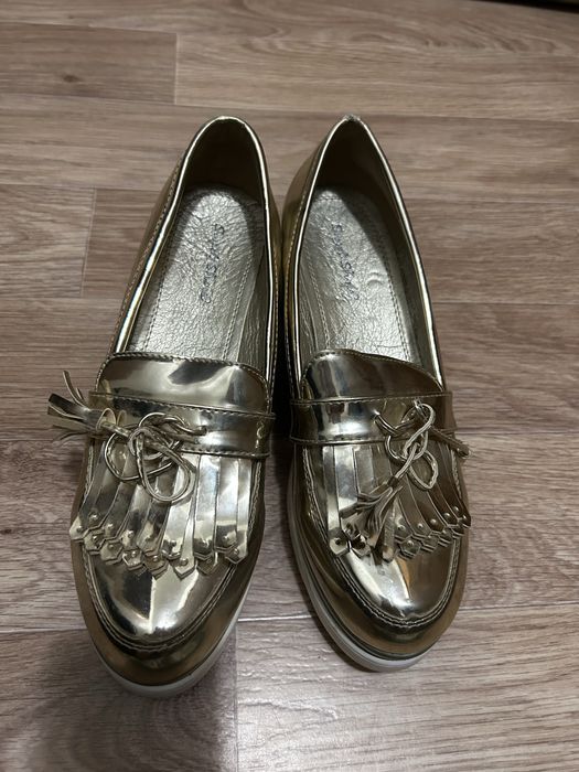 Продам лоферы золотистые