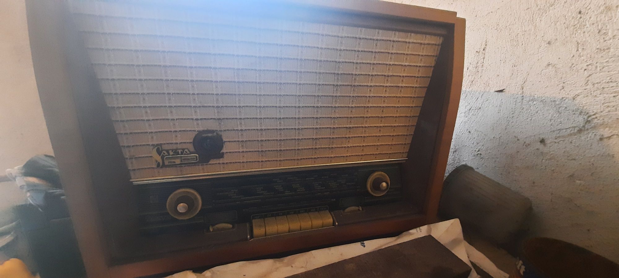 Лот  старинни неща радио  шевна машина   и  дървено корито