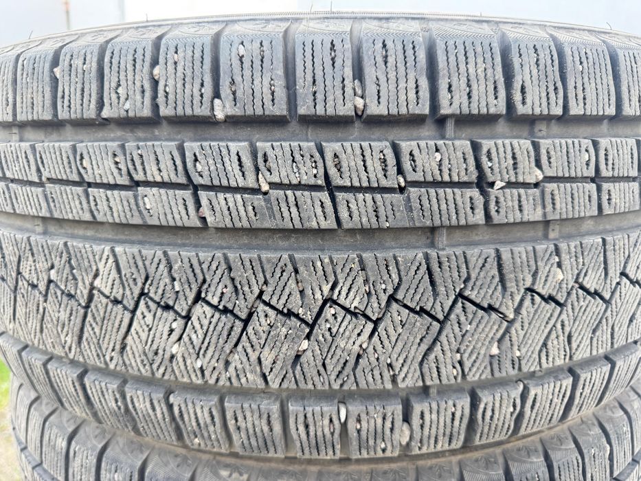 Продам зимний комплект шин