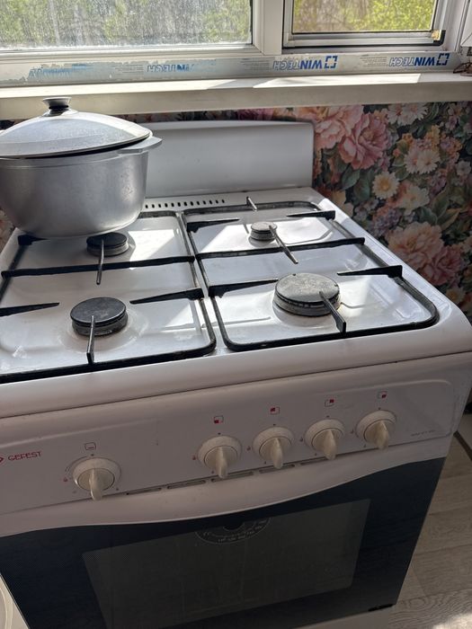 Продаю газ плиту б/у  в отличном состояние
