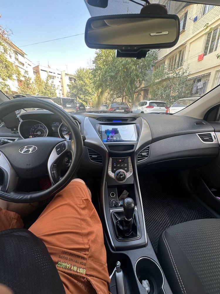 * Hyundai ELANTRA 2012 года механика 1.6 надежная экономичная не дорог