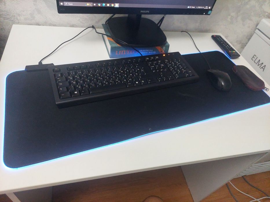 Стол письменный.