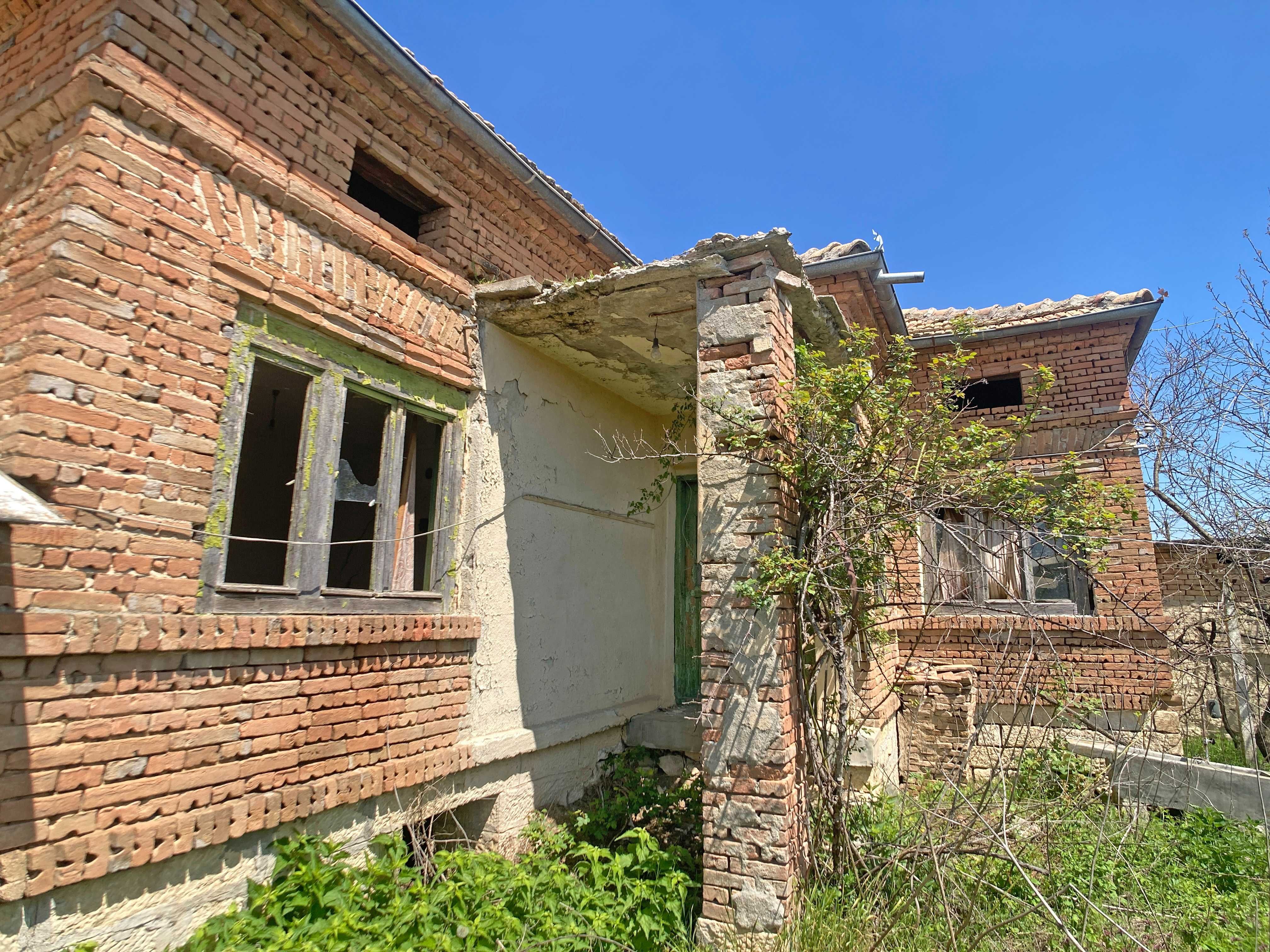 Продава се тухлена къща с двор 870 кв.м. и КЛАДЕНЕЦ в с. Изворник.