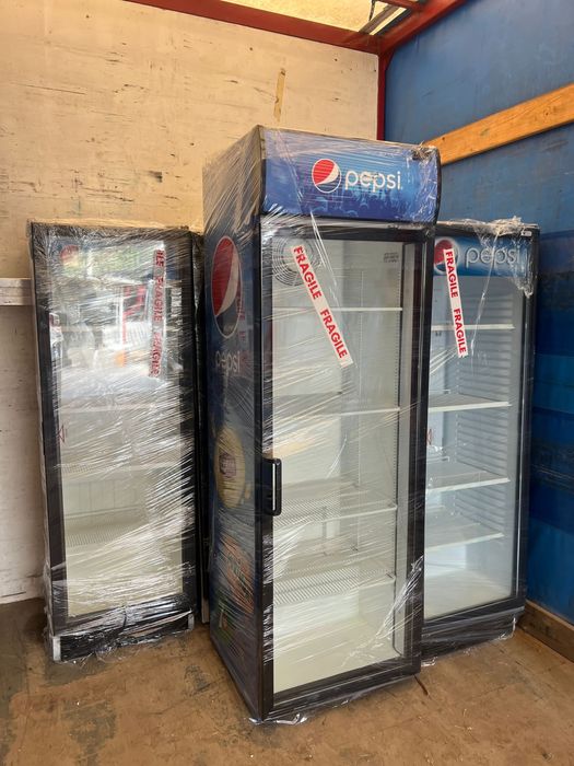 Vitrina firigorifica verticala pentru sucuri și bauturi