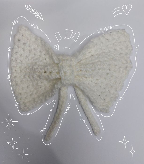 Agrafa pentru par in formă de fundiță croșetată manual