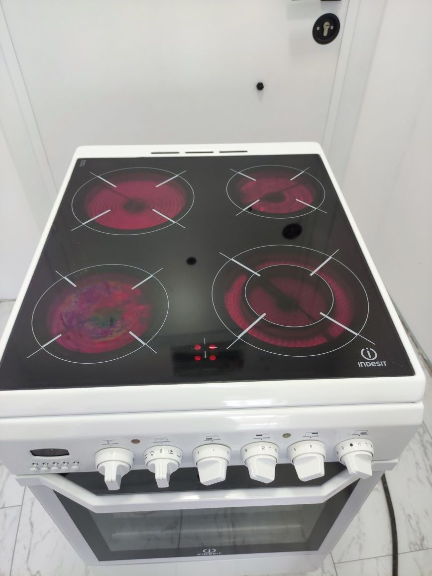 Готварска печка Indesit KN3C76A W