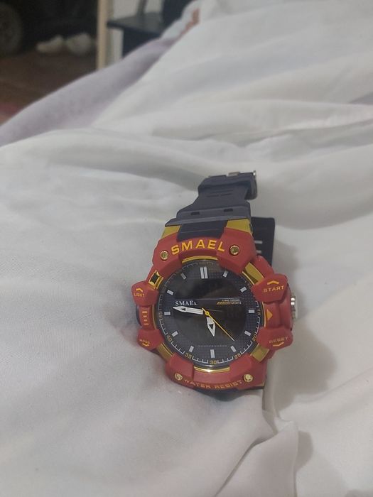 Ceas de mână cu afișaj digital și analogic