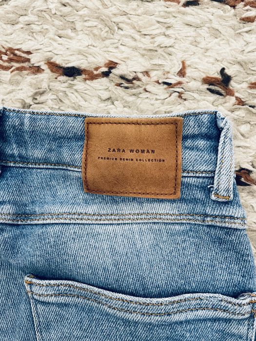 Vesta de blana și blugi