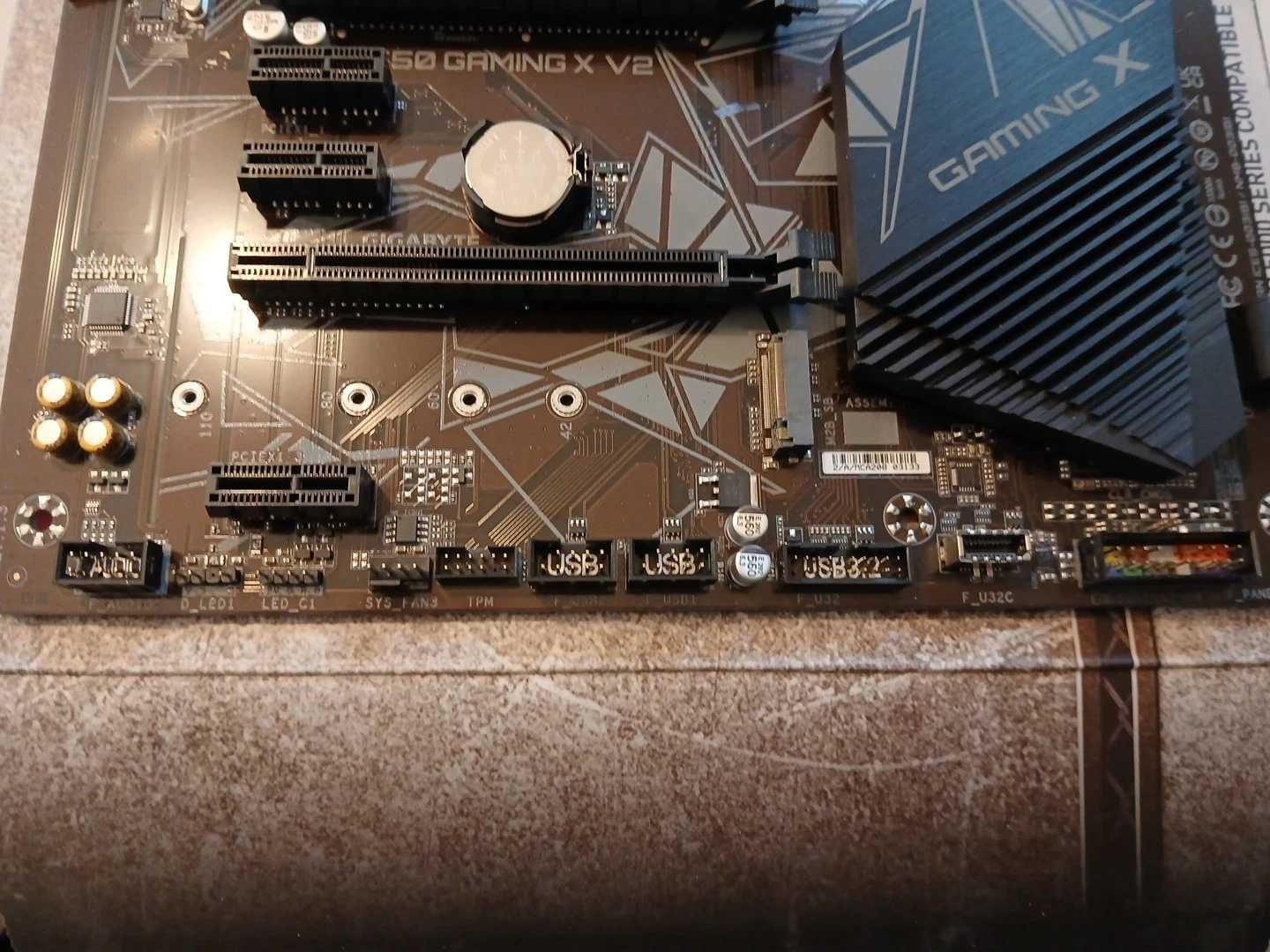 Gigabyte B550 GAMING X V2  + Ryzen 5 5600G (4.4GHz) 65W, AM4