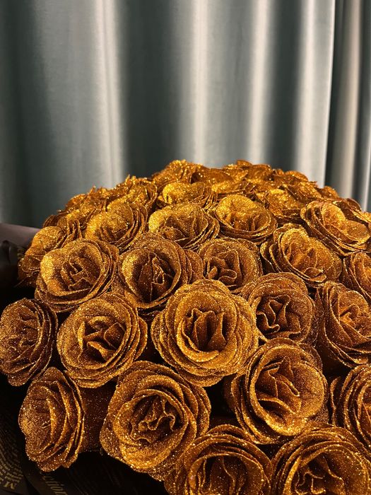 Buchet Golden Velvet – Trandafiri aurii cu sclipici, model luxury