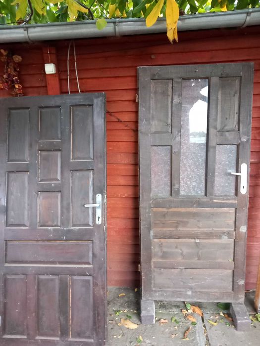 Vand 2 usi de lemn stare foarte buna cu tot cu tocurii