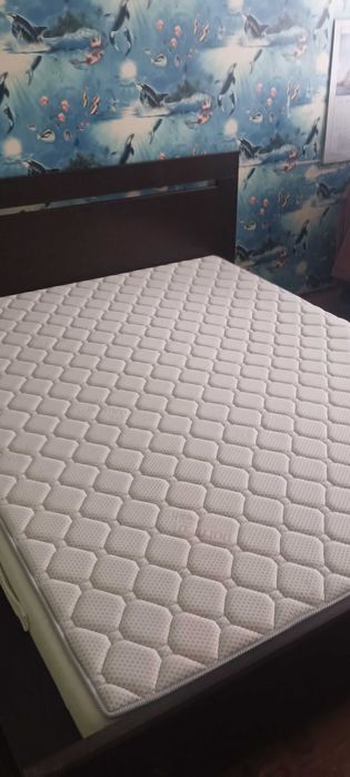 Спалня с матрак и подмтрачна рамка