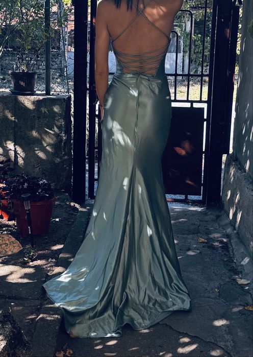 Бална рокля светло зелена гол гръб