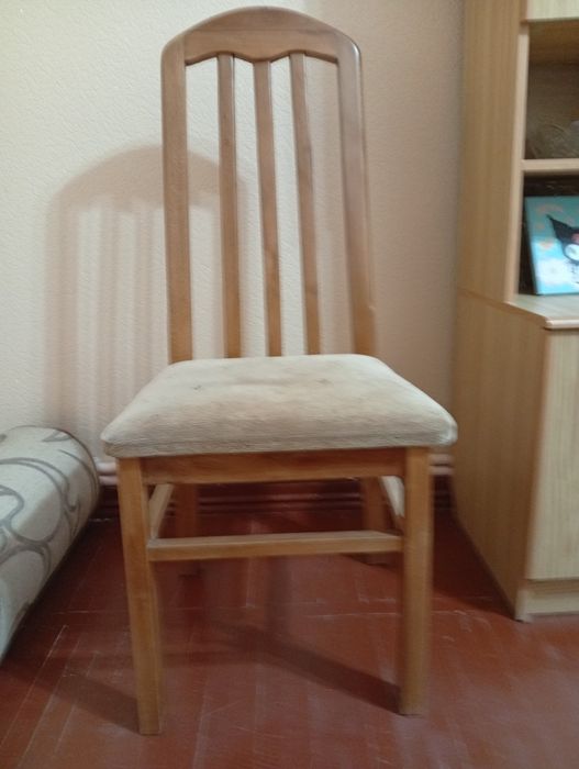 Продам стулья 12 шт по 150 000 сумов и стенка три с половиной метра ме
