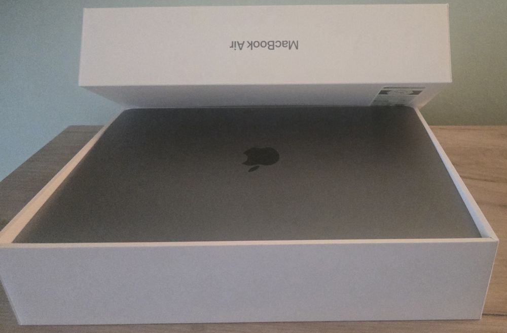 MacBook Air M1 • 8GB/256GB • + Magic Mouse