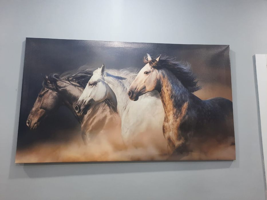 Картина Картина «Тұлпарлар шабысы» – 140×80 см, баннер, ағаш рамкамен