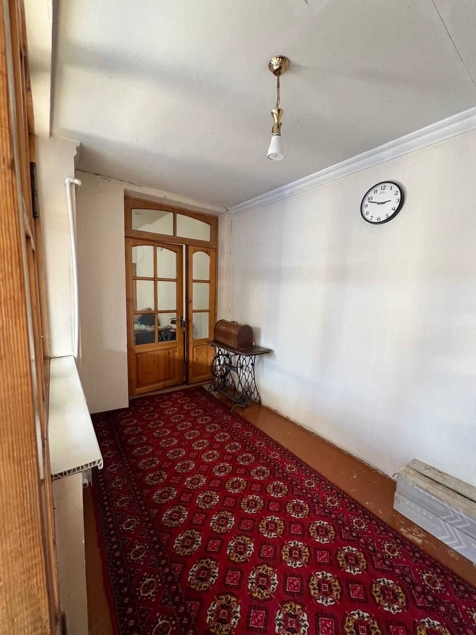 Yengi tashmi postidan 5 km kiriladi 8 sotix 6 xonali uy sotiladi