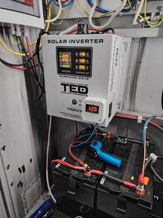 Vând invertor solar